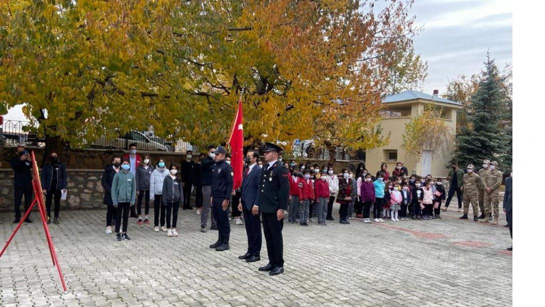 10 Kasım Atatürk'ü Anma ve Atatürk Haftası kapsamında Kaymakam Uğur TUTKAN, Atatürk Anıtına çelenk bıraktı.