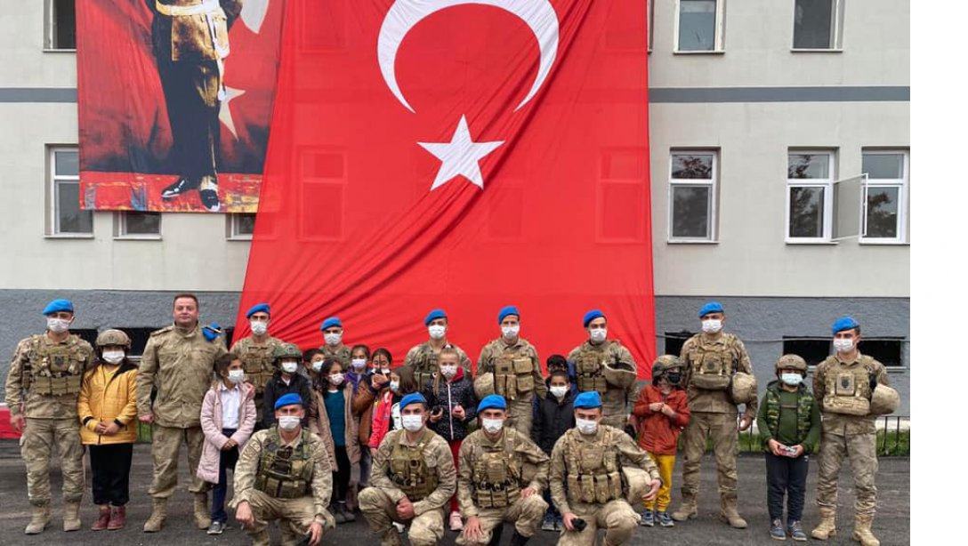10 Kasım Atatürk'ü Anma Gününde Nazımiye'nin değerli öğrencileri, Jandarma Komutanlığımızı ziyaret ettiler.